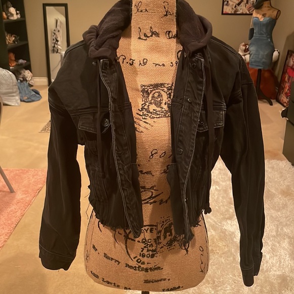 Forever 21 cropped denim jacket - Picture 2 of 3